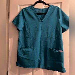 casma 3 pocket Figs scrub top